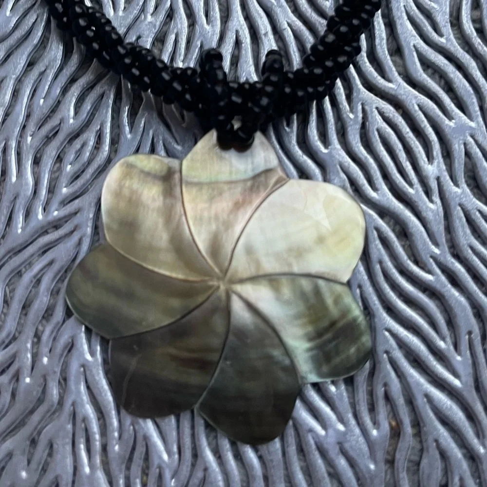 New Hawaiian hibiscus Black Beaded Necklace